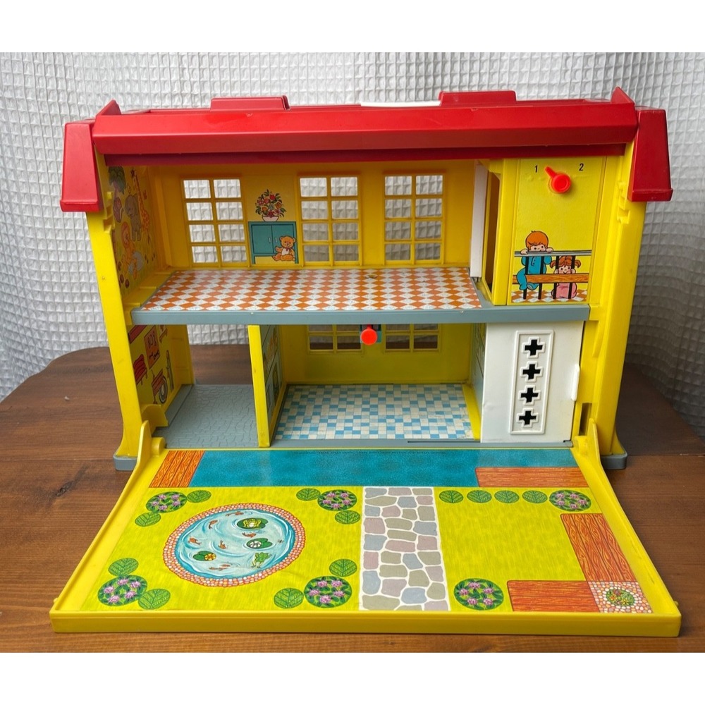 1976 Fisher-Price Play Family Chikldrens Hospital (model # 931)
